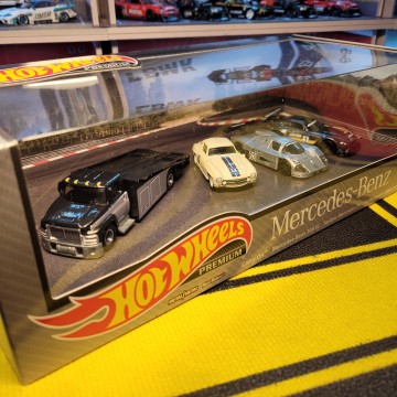 MERCEDES DIORAMA HOT WHEELS...